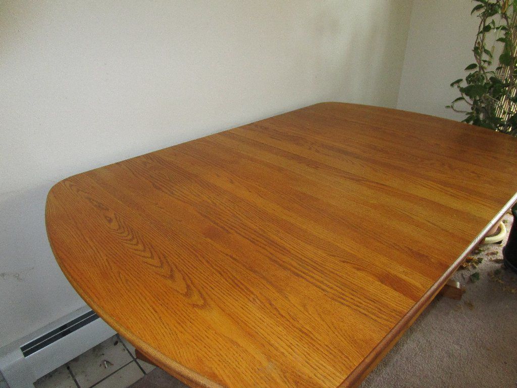 Beautiful solid oak hutch, table and 6 chairs