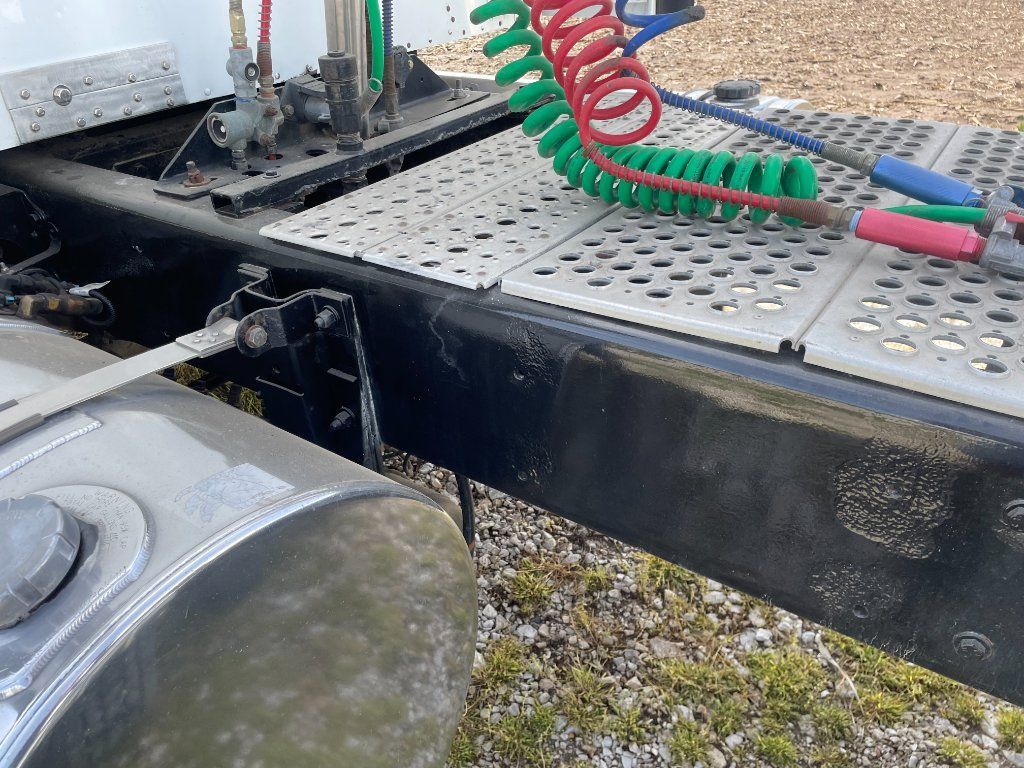 2001 Kenworth T800 Semi-Tractor For Sale In Mapleton, Illinois 61547