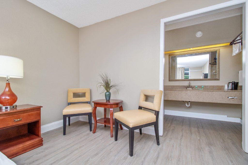 A-P-T Suites Lakeland - Low Weekly & Monthly Rates w/Utilities!!