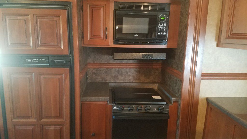 Camper Trailer w/ 3 slideouts