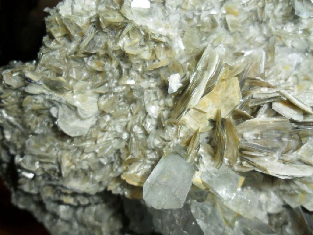 Exceptional and Beautiful Museum Specimen of 2396 Grams. Huge Terminated Aquamarine Crystal Cluster