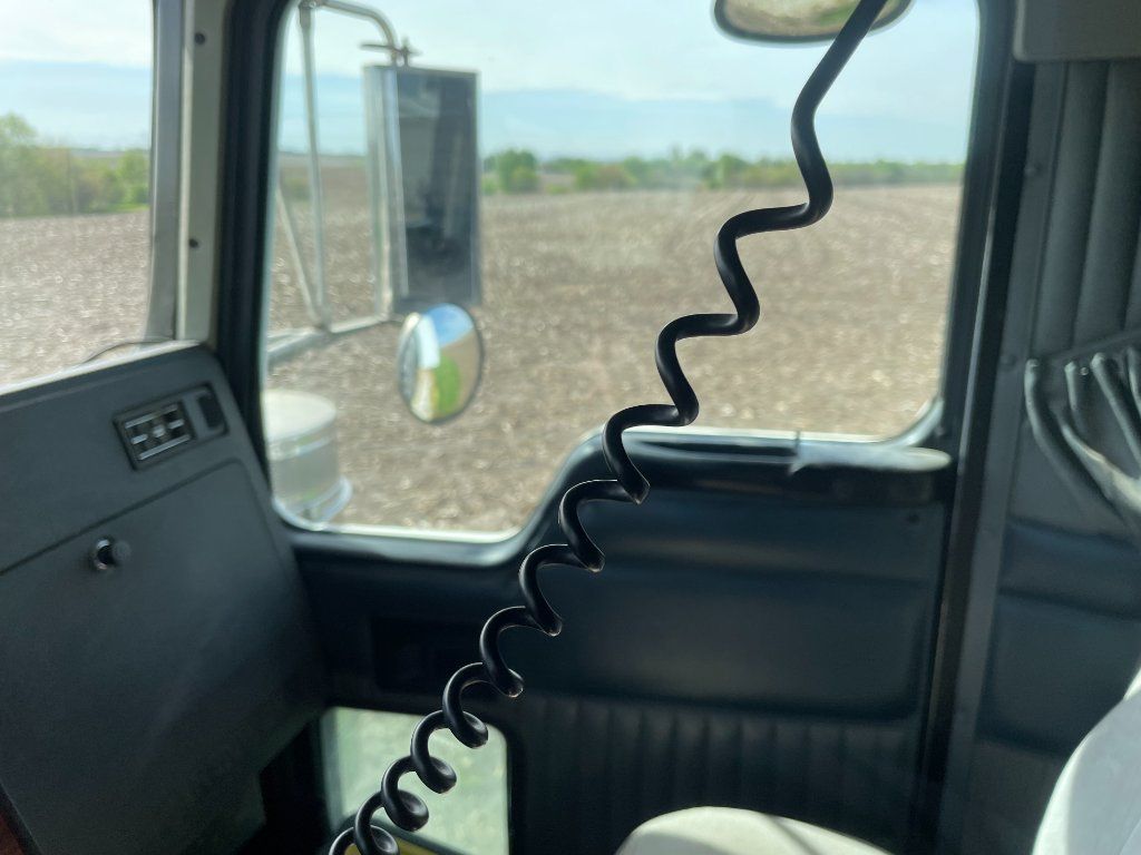 2001 Kenworth T800 Semi-Tractor For Sale In Mapleton, Illinois 61547