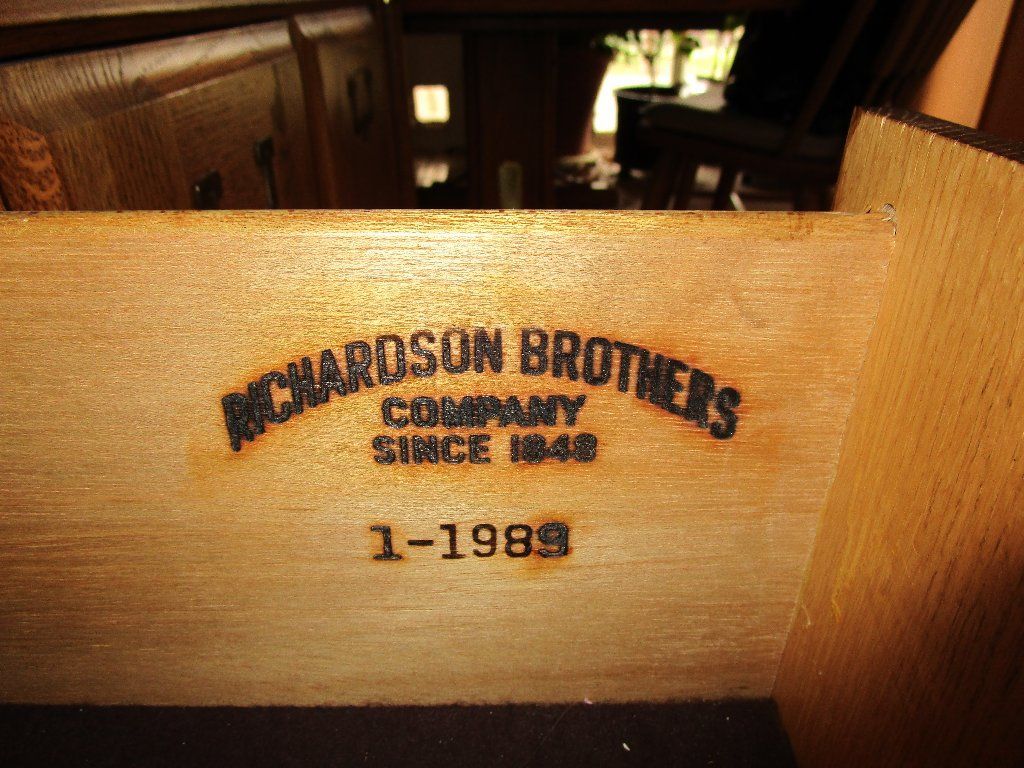 Beautiful solid oak hutch, table and 6 chairs