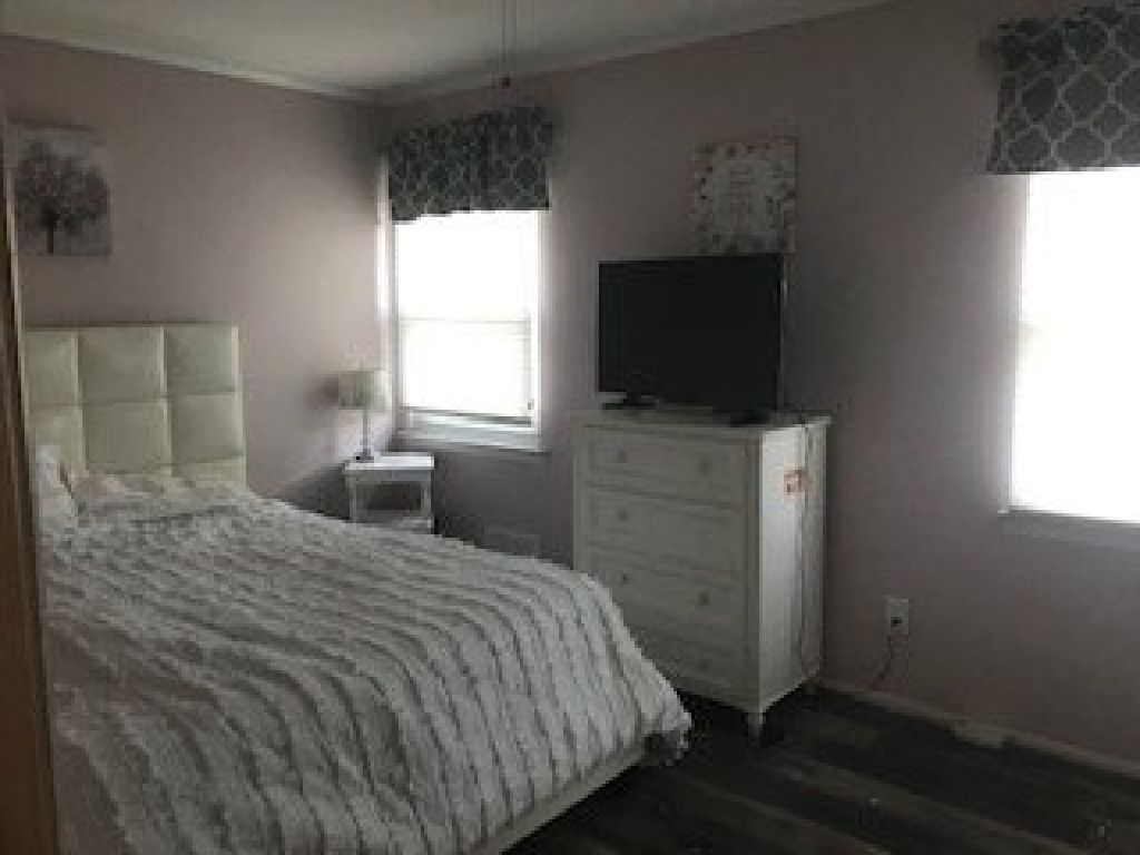 Room for Rent in 5 bedroom house
