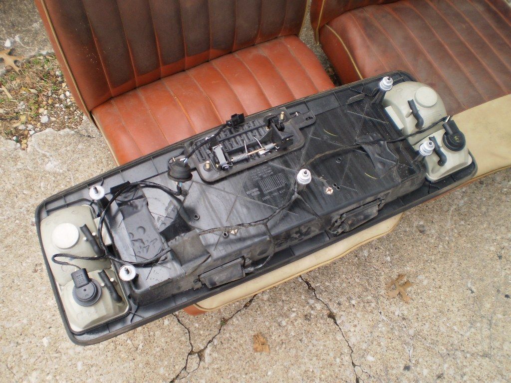 RARE 2004-09 Cadillac SRX Rear Hatch Trunk Center License Panel Reverse Lights