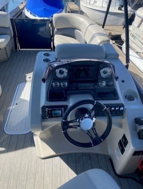 2019 Sylvan 8524 Mirage