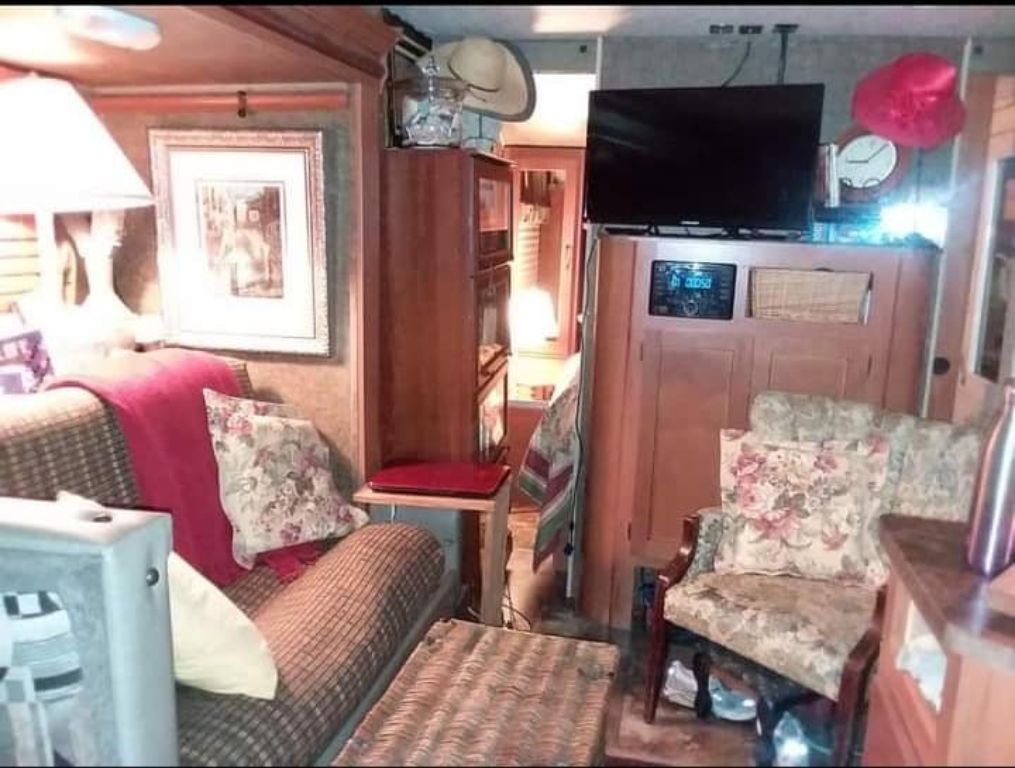$18,500 FOR SALE 2015 RV 29 Foot One Pop Out Spacious Clean Storage