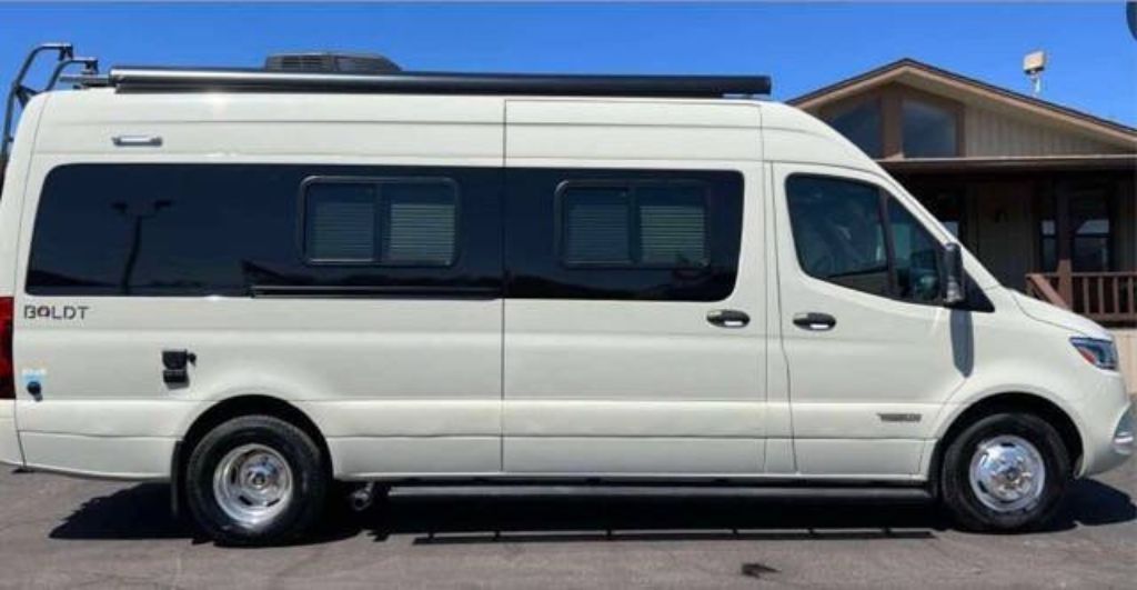 Previously owned - 2020 Winnebago Boldt K-70KL