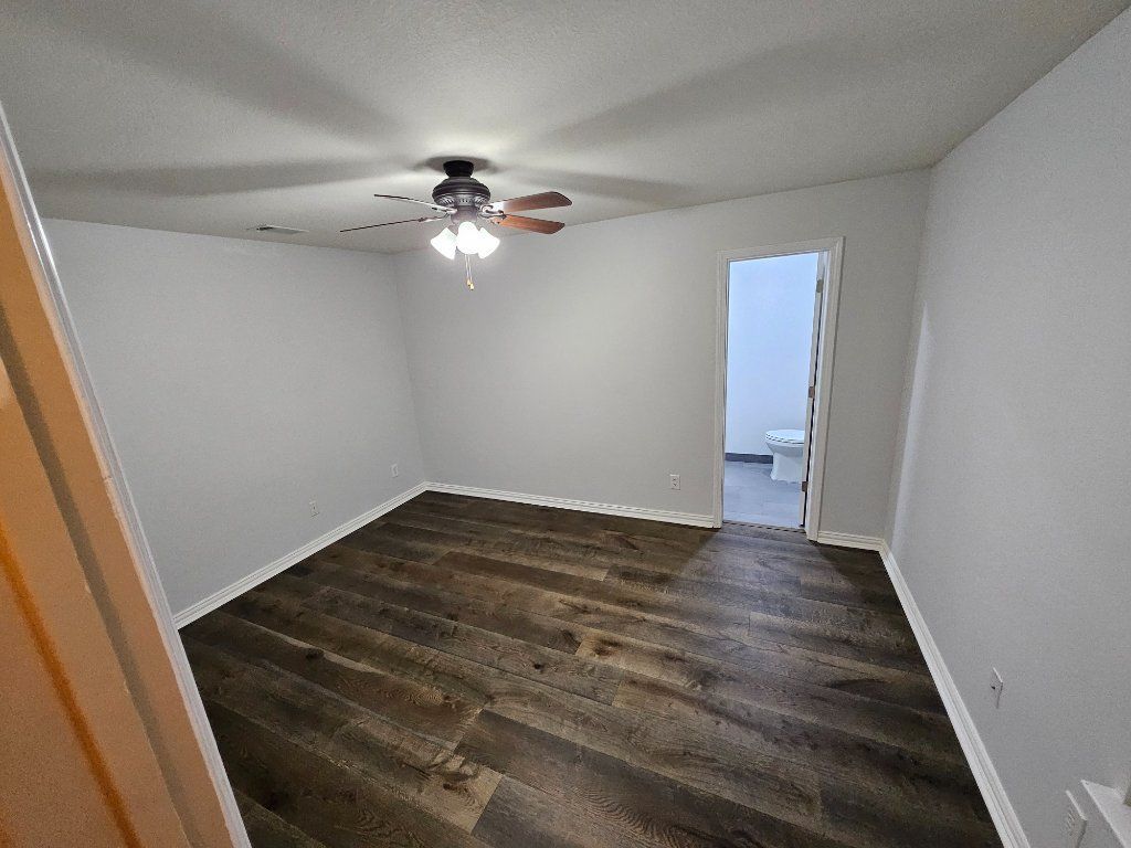 GORGEOUS ROOM w/ATTACHED BATH , WALK IN CLOSET,  NEWER HOUSE!