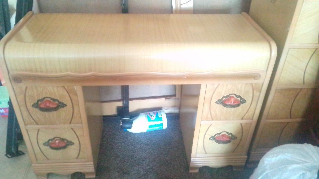 Dresser/ make up desk