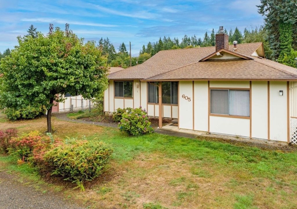 Large rambler on huge 9,000 sqft lot - ready to move in or recreate!