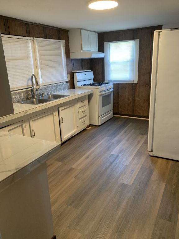 2-Bedroom Home for Rent, New Flooring, Updated Kitchen and Bathroom, Some Bills Paid!