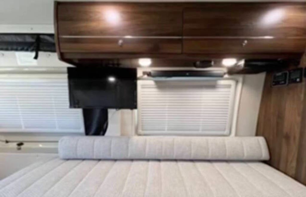 Previously owned - 2020 Winnebago Boldt K-70KL