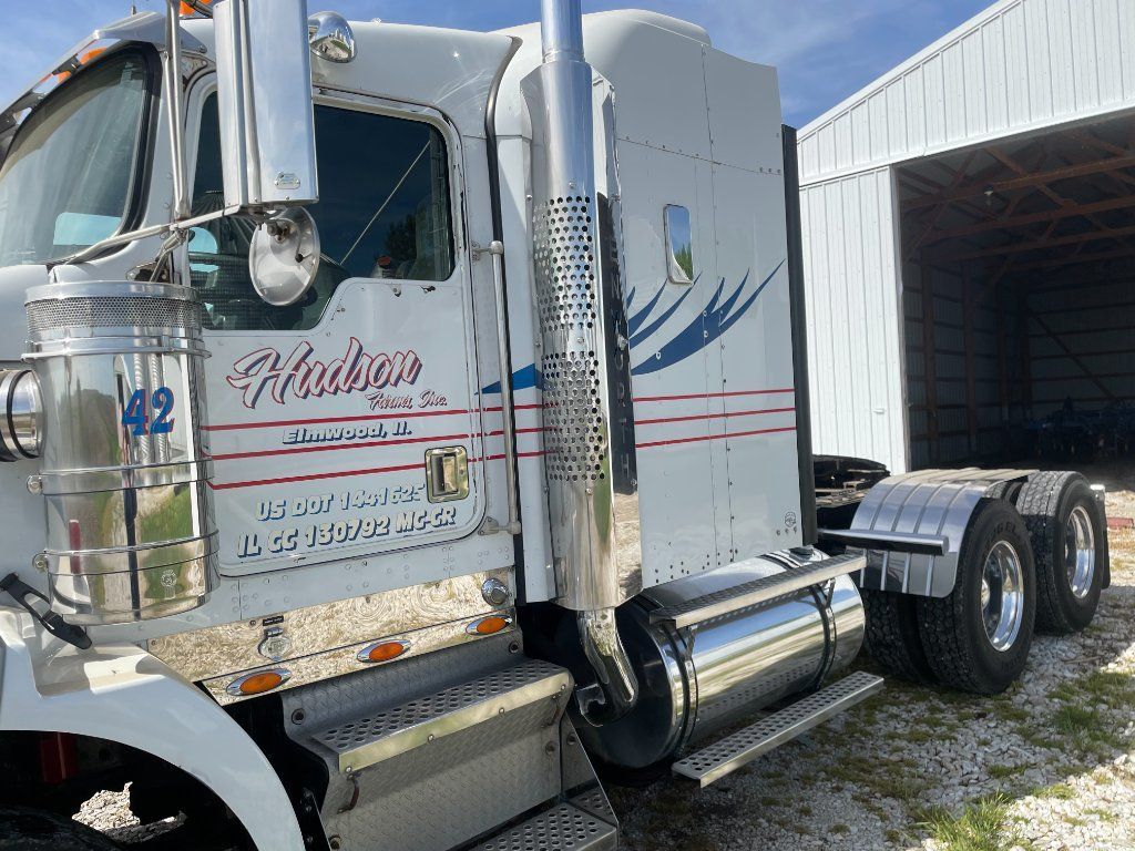 2001 Kenworth T800 Semi-Tractor For Sale In Mapleton, Illinois 61547