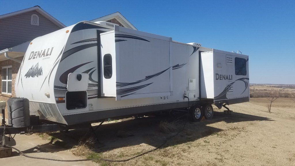 Camper Trailer w/ 3 slideouts