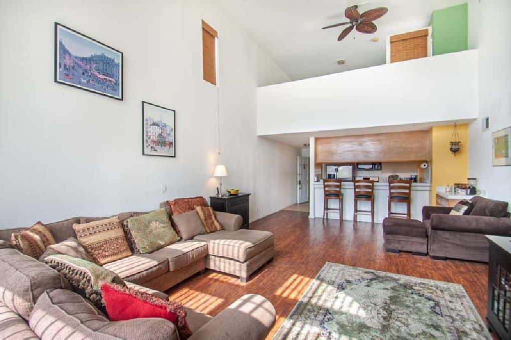 For Sale: 11044 Acama St 302 in Studio City for $625,000