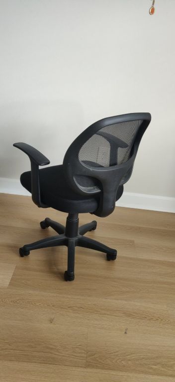 One office chair with table