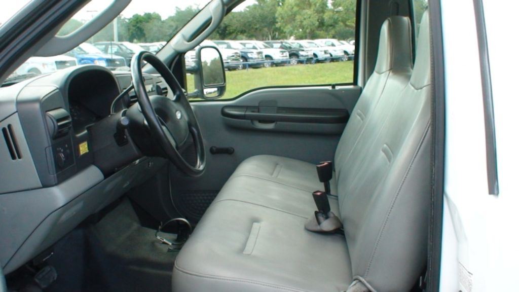 2007 FORD F350 DUALLY BOX TRUCK WITH LIFT GATE