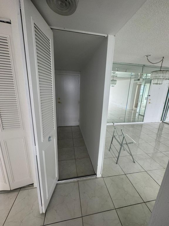 2 BEDROOM 2 BATH SPLIT NICELY FRESH PAINTED WITH NEW APPLIANCES UPGRADED TILES ALL AROUND N