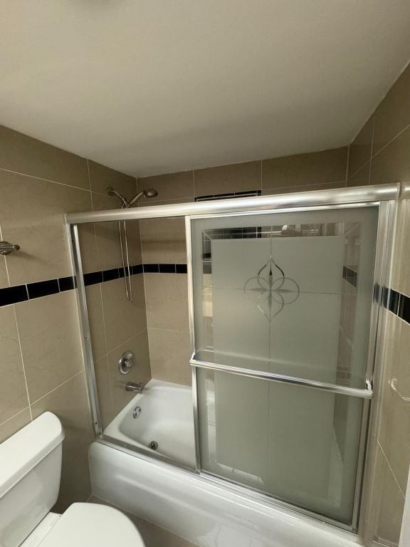 2 BEDROOM 2 BATH SPLIT NICELY FRESH PAINTED WITH NEW APPLIANCES UPGRADED TILES ALL AROUND N