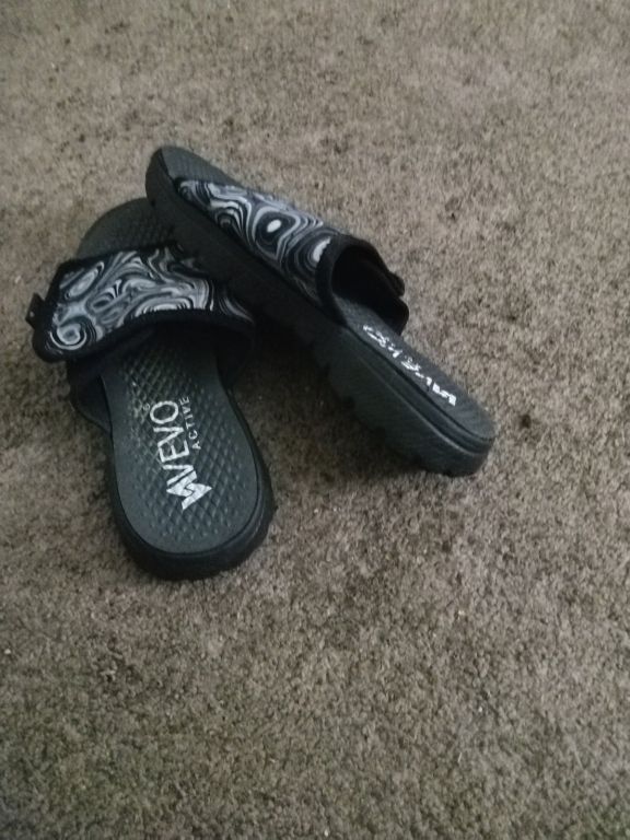 Womans sandals 7m in black