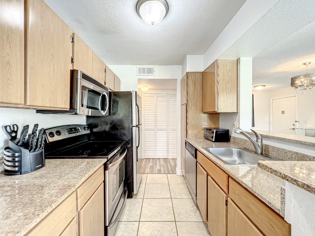 Very sophisticated fully furnished 1-bed condo located in the heart of Orlando.