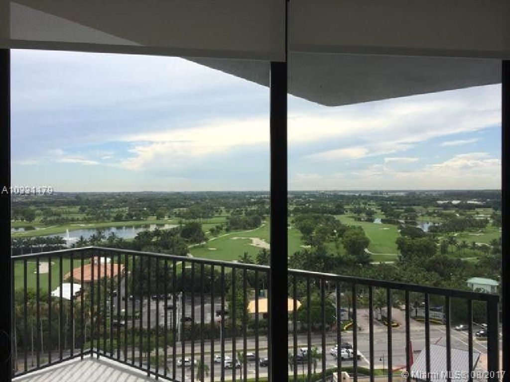 BEAUTIFUL PENTHOUSE, AMAZING VIEWS FROM THIS PRESTIGIOUS TOWER IN DOWNTOWN DORAL!!!