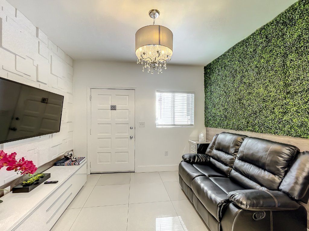 Contemporary 1 bedroom and 1 bath apartment