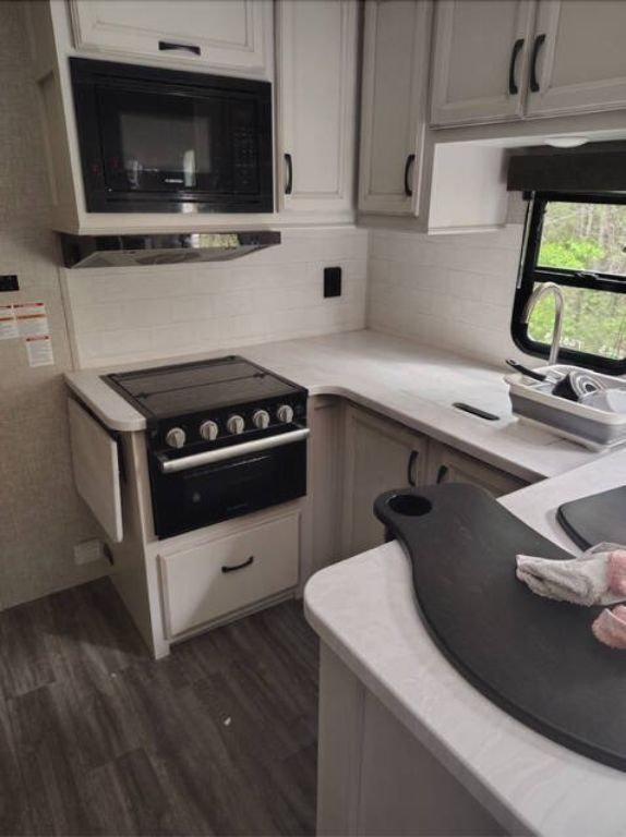 Privately owned 2023 JAYCO SEISMIC 359