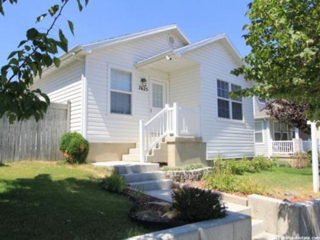 4BR home in Charming Village Setting