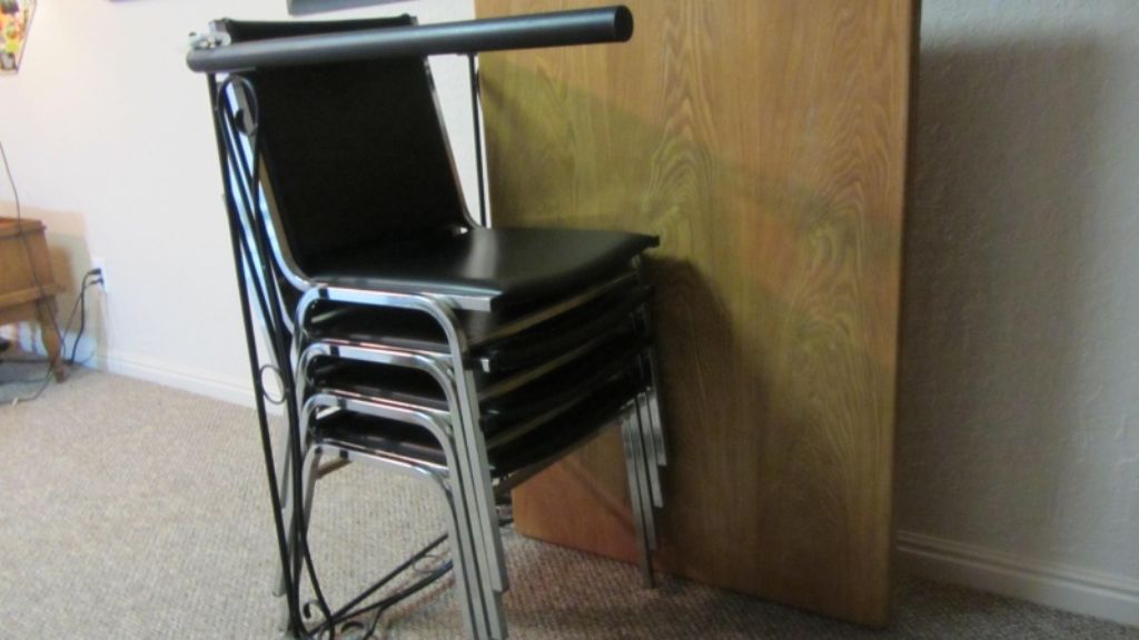 Dining Room Table + 4 chairs / Very Nice paid over $400