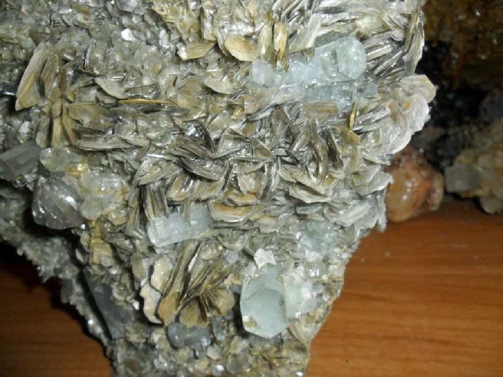 Exceptional and Beautiful Museum Specimen of 2396 Grams. Huge Terminated Aquamarine Crystal Cluster