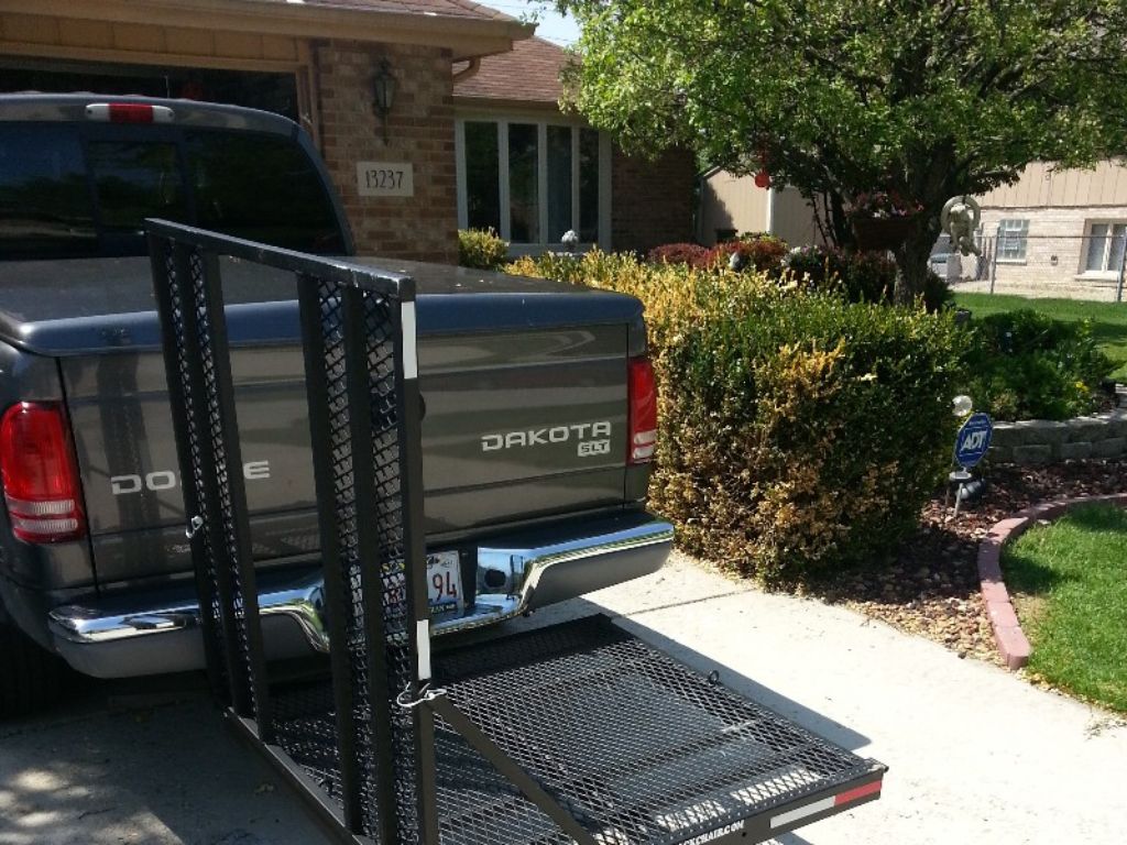 CARGO CARRIER WITH FOLDING RAMP