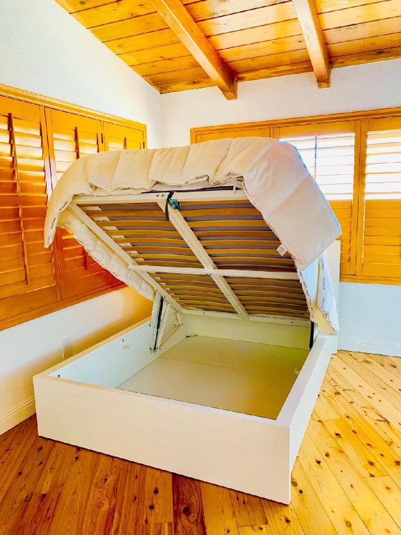 Large bedroom in Lemon Grove (Military or International Student preferred)