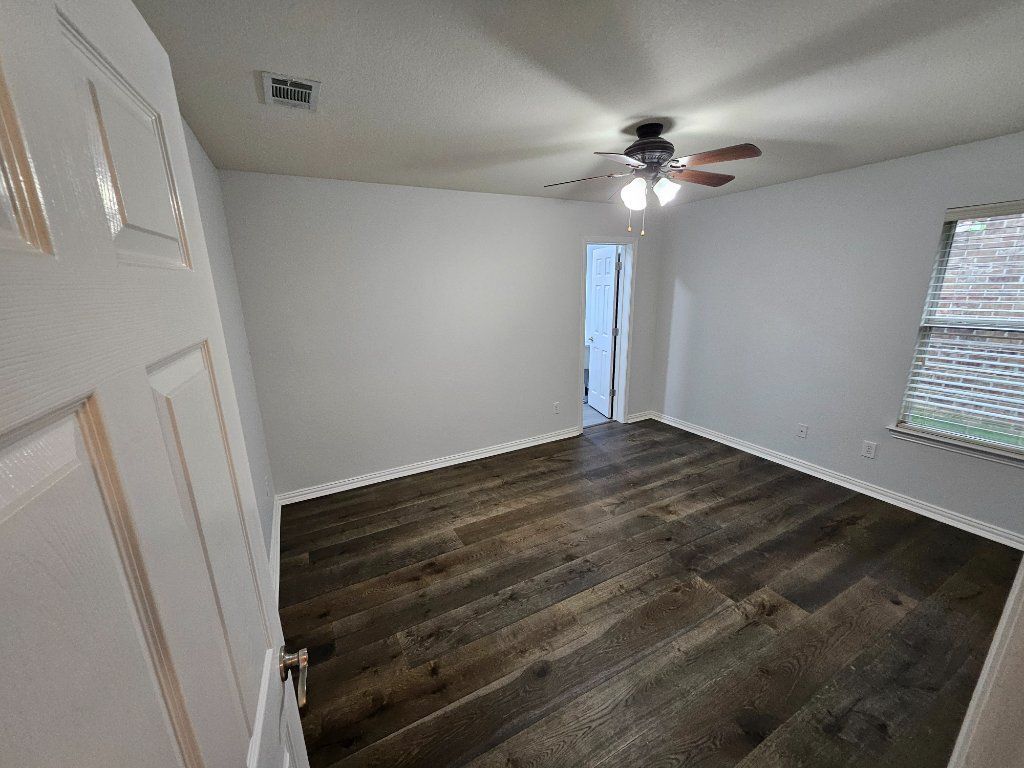 GORGEOUS ROOM w/ATTACHED BATH , WALK IN CLOSET,  NEWER HOUSE!