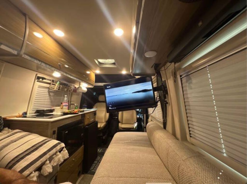Previously owned - 2020 Winnebago Boldt K-70KL