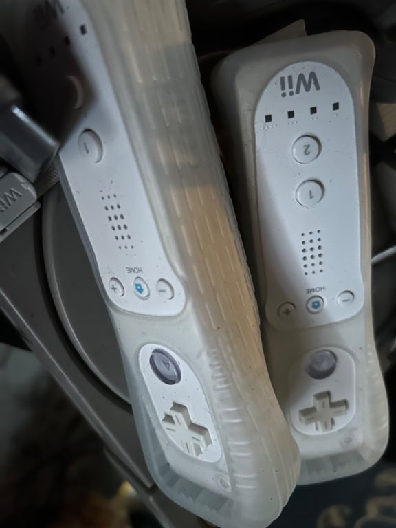 Original game lot PlayStation x box wii 6 consoles 3 sats of controllers charge station