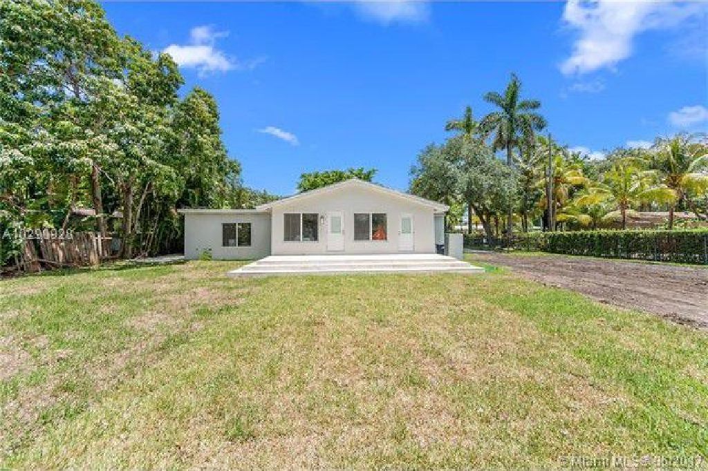 GORGEOUS CORAL DECK! FRESHLY PAINTED INSIDE/OUT 4/4.5 HOME IN MIAMI, FL!!!