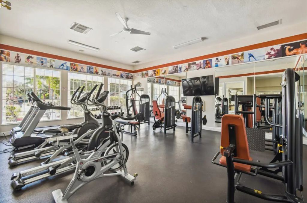 Very sophisticated fully furnished 1-bed condo located in the heart of Orlando.
