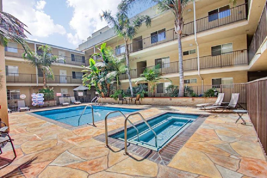 For Sale: 11044 Acama St 302 in Studio City for $625,000
