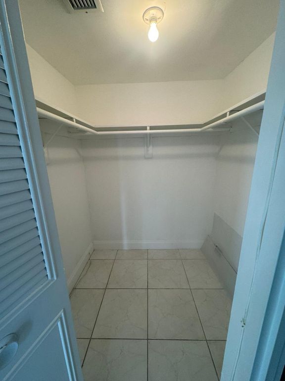 2 BEDROOM 2 BATH SPLIT NICELY FRESH PAINTED WITH NEW APPLIANCES UPGRADED TILES ALL AROUND N