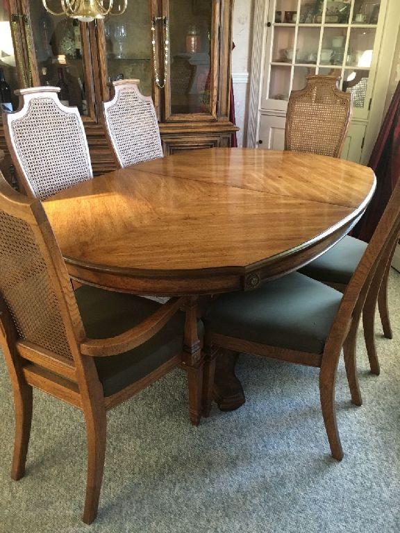 Table & chairs w/ China Hutch