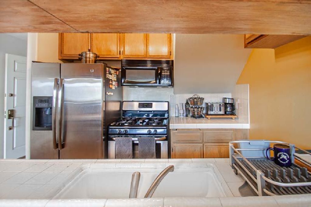 For Sale: 11044 Acama St 302 in Studio City for $625,000