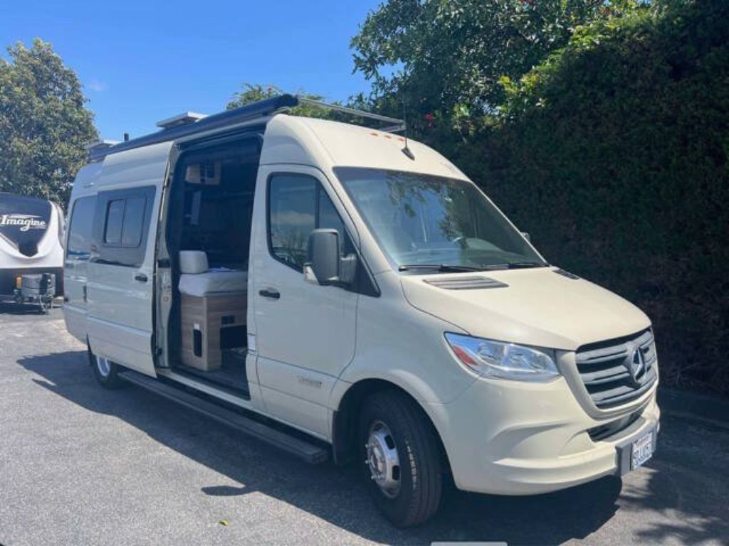 Previously owned - 2020 Winnebago Boldt K-70KL
