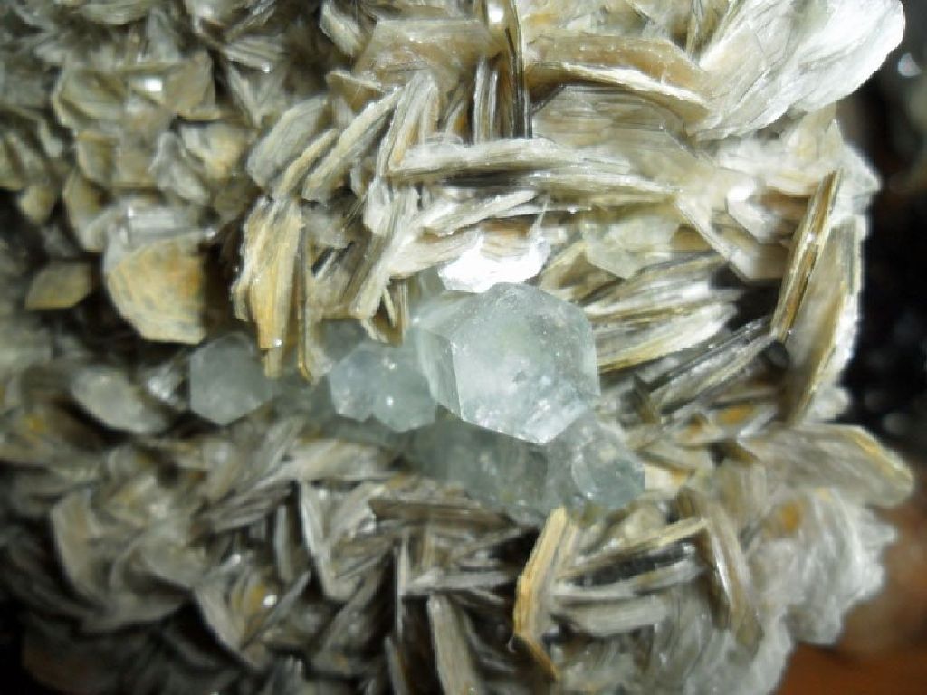 Exceptional and Beautiful Museum Specimen of 2396 Grams. Huge Terminated Aquamarine Crystal Cluster