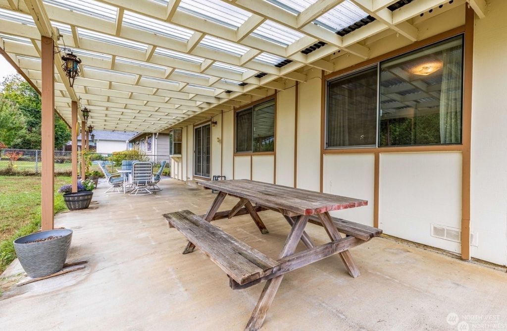 Large rambler on huge 9,000 sqft lot - ready to move in or recreate!