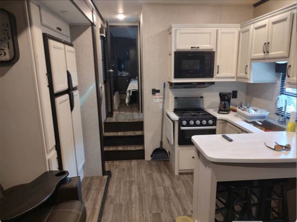 Privately owned 2023 JAYCO SEISMIC 359