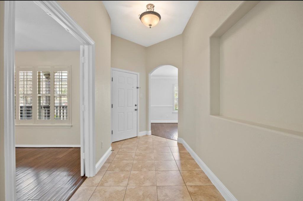 GORGEOUS ROOM w/ATTACHED BATH , WALK IN CLOSET,  NEWER HOUSE!