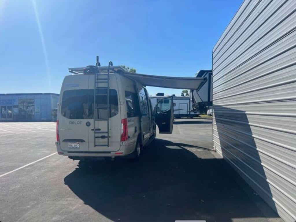 Previously owned - 2020 Winnebago Boldt K-70KL
