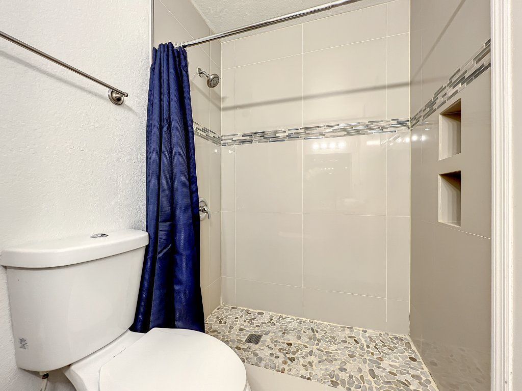Very sophisticated fully furnished 1-bed condo located in the heart of Orlando.